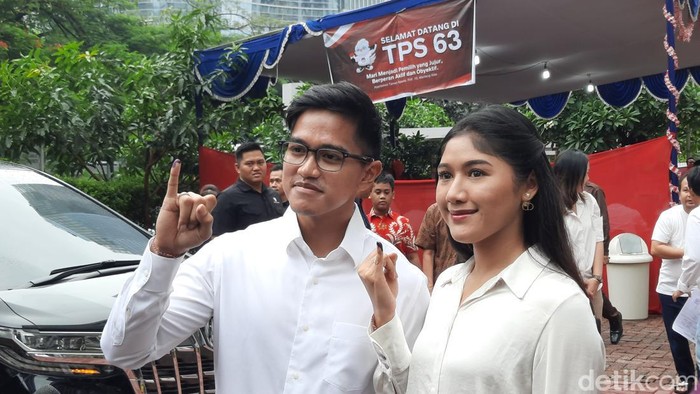 Ketum PSI Kaesang besama istri, Erina, nyoblos di TPS kawasan Kuningan, Jaksel, 14 Februari 2024. (Annisa Aulia Rahiim/detikcom)