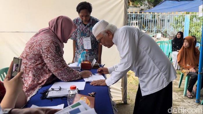KH Ahmad Mustofa Bisri atau Gus Mus mencoblos di TPS 001 Kelurahan Leteh, Rembang, Rabu (14/2/2024).