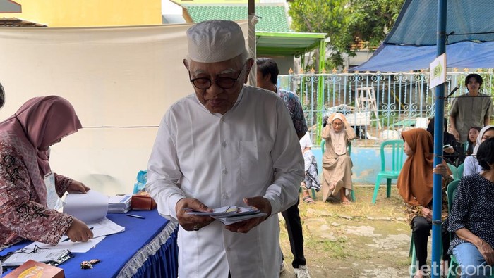 KH Ahmad Mustofa Bisri atau Gus Mus mencoblos di TPS 001 Kelurahan Leteh, Rembang, Rabu (14/2/2024).