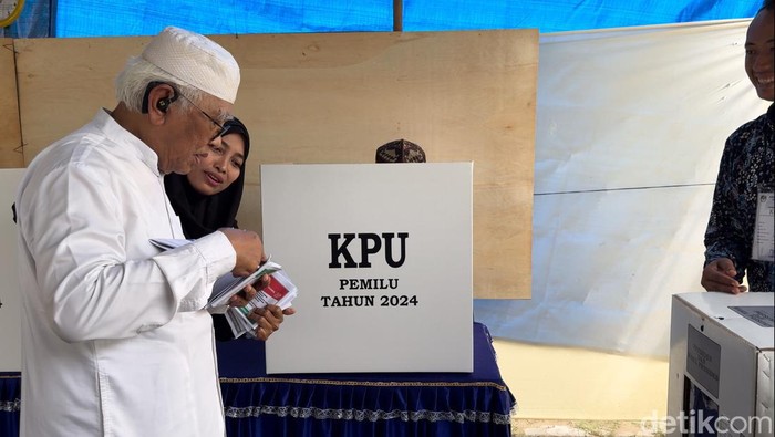 KH. Ahmad Mustofa Bisri atau Gus Mus saat nyoblos di TPS 001 Leteh, Rembang, pada Rabu (14/2/2024).