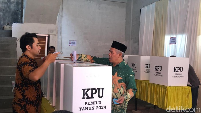 KH Marzuki Mustamar nyoblos