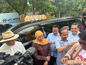 Khofifah Potong Tumpeng Syukuri 02 Unggul Hasil Quick Count Sementara