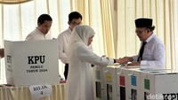 Gubernur Jatim 2019-2024 Khofifah Indar Parawansa menggunakan hak pilihnya di TPS 31 Jalan Jemursari, Kelurahan Jemurwonosari, Kecamatan Wonocolo, Surabaya.