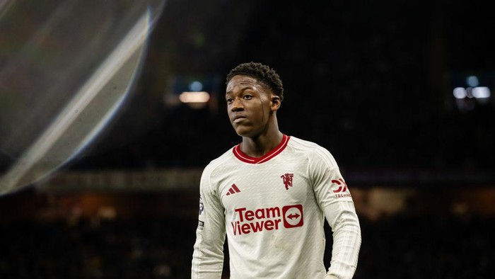 BIRMINGHAM, ENGLAND - FEBRUARY 11:  Kobbie Mainoo of Manchester United in action during the Premier League match between Aston Villa and Manchester United at Villa Park on February 11, 2024 in Birmingham, United Kingdom. (Photo by Ash Donelon/Manchester United via Getty Images)