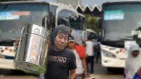 Bawa panci besar isi makanan, Komeng unggah foto travelingnya ini di Instagram yang mengundang tawa banyak orang. Foto: Instagram @komeng.original