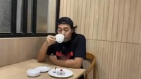 Menikmati secangkir kopi hangat, jadi salah satu cara Komeng mengisi waktu luangnya jika sedang liburan. Foto: Instagram @komeng.original