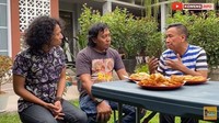 Ditemani gorengan hangat dan snack gurih, Komeng tampak serius mendengarkan pembicaraan di salah satu video YouTube yang didatanginya. Foto: Instagram @komeng.original