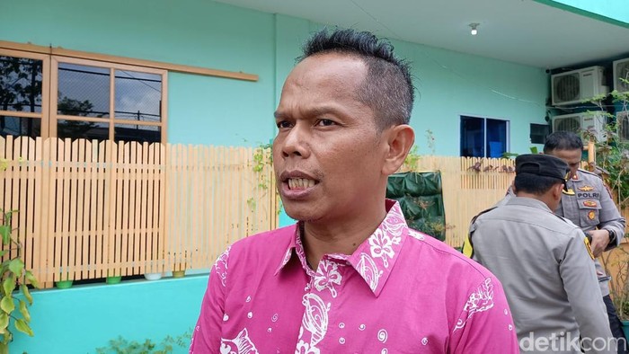 Komisioner Bawaslu Batam, Syailendra Reza saat meninjau TPS yang kertas suara DPRD Kepri kosong. (Alamudin Hamapu/detikSumut)