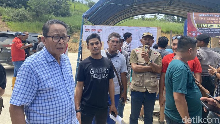Kondisi area TPS khusus di rest area Desa Bumi Harapan, Kecamatan Sepaku, Kabupaten Penajam Paser Utara sesaat sebelum resmi ditutup oleh KPPS.