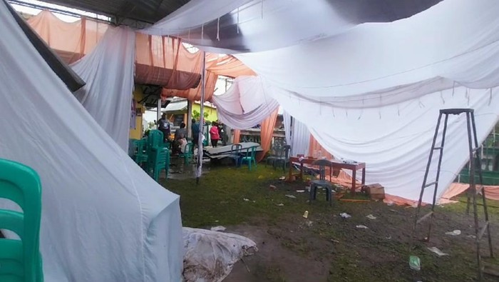 Kondisi TPS 23 yang porak poranda setelah diterjang angin puting beliung di Desa Pliken, Kecamatan Kembaran, Kabupaten Banyumas, Rabu (14/2/2024).