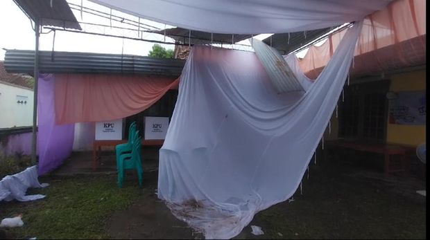 Kondisi TPS 23 yang porak poranda setelah diterjang angin puting beliung di Desa Pliken, Kecamatan Kembaran, Kabupaten Banyumas, Rabu (14/2/2024).
