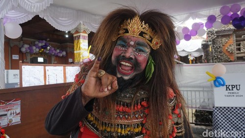 KPPS di TPS 19-2, Desa Penarungan, Badung, Bali, menampilkan lakon kesenian arja dalam alur calonarang, Rabu (14/2/2024). (Agus Eka/detikBali)