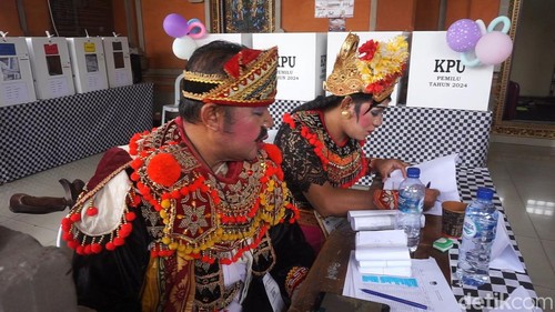 KPPS di TPS 19-2, Desa Penarungan, Badung, Bali, menampilkan lakon kesenian arja dalam alur calonarang, Rabu (14/2/2024). (Agus Eka/detikBali)