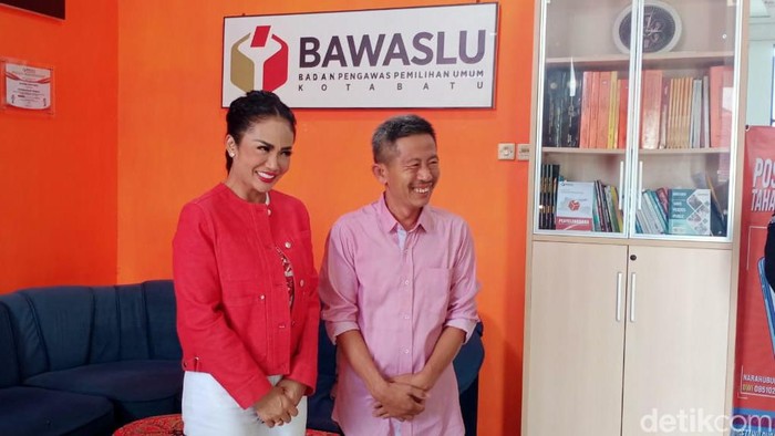 Kris Dayanti bersama dengan Ketua Bawaslu Kota Batu Supriyanto.