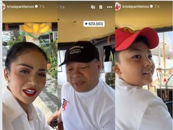 Unik, Krisdayanti Nyoblos ke TPS Bareng Keluarga Naik Dokar