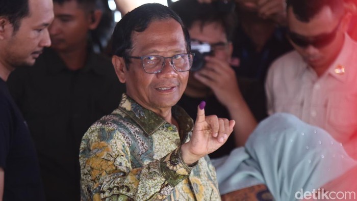Momen Mahfud Md mencoblos di TPS 106 Sambilegi Lor, Maguwoharjo, Depok, Sleman, Rabu (14/2/2024)