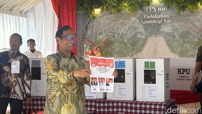 Mahfud Md Nyoblos di TPS 106 Maguwoharjo Yogyakarta. (Kadek/detikcom)