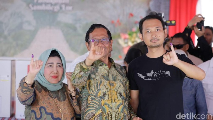 Mahfud nyoblos di TPS di Sleman, Jogja (Kadek/detikcom).