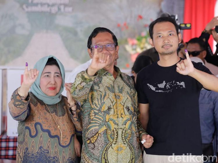 Senyum Mahfud dan Keluarga Usai Berikan Hak Suaranya