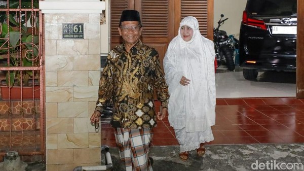 Lihat Lagi Momen Mahfud Salat Subuh Bareng Istri Sebelum Nyoblos