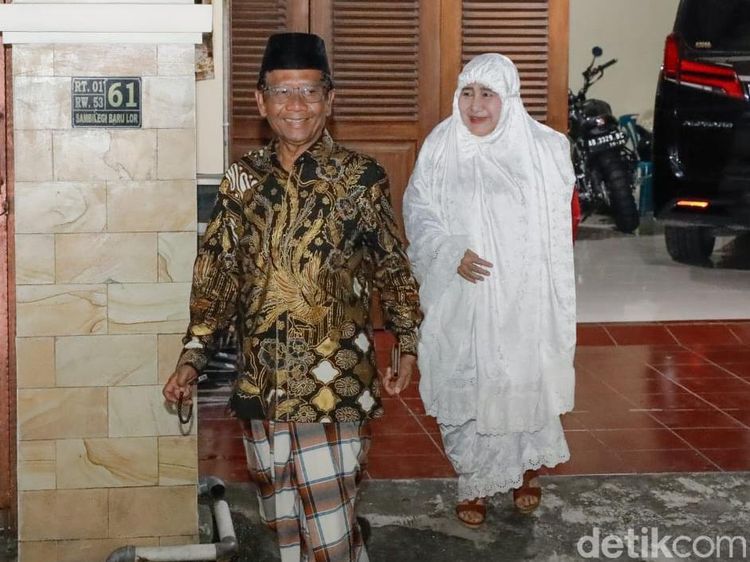 Lihat Lagi Momen Mahfud Salat Subuh Bareng Istri Sebelum Nyoblos