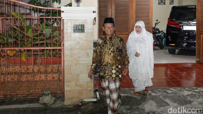 Mahfud Salat Subuh bareng istri sebelum nyoblos (Kadek Melda/detikcom)