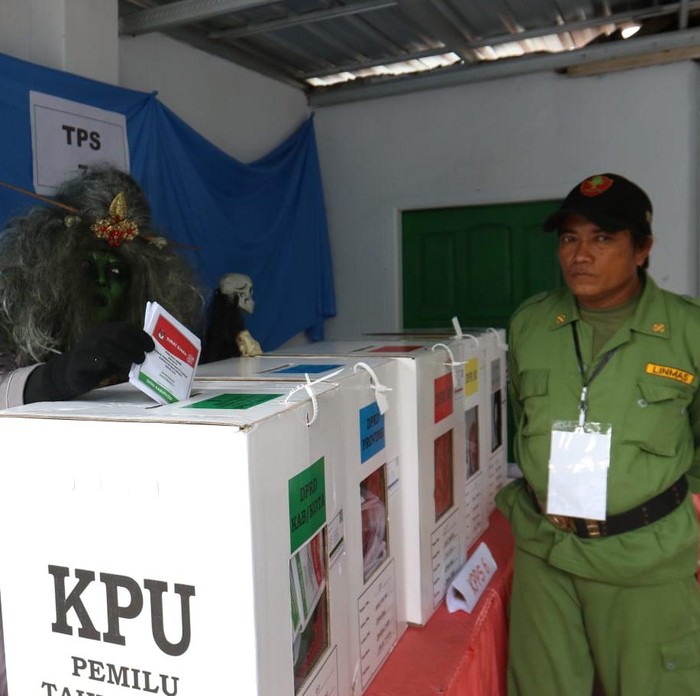 Mak Lampir nyoblos di TPS 07 Banyuwangi