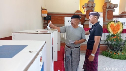 Mantan Bupati Jembrana I Gede Winasa yang terjerat kasus korupsi menggunakan hak pilih di TPS Khusus 901 Rutan Negara, Rabu (14/2/2024).