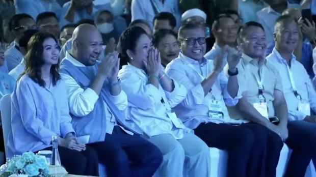 Mantan Istri Prabowo Subianto Titiek Soeharto dan Putranya hadir dalam saat Prabowo Memberikan Pidato di Istora Senayan. (Tangkapan Layar Youtube Gibran Rakabuming Raka)