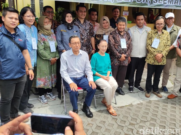 Mantan Wakil Presiden ke-11, Boediono dan istrinya, Herawati, mencoblos di TPS 118 Condongcatur, Kabupaten Sleman, Rabu (14/2/2024).