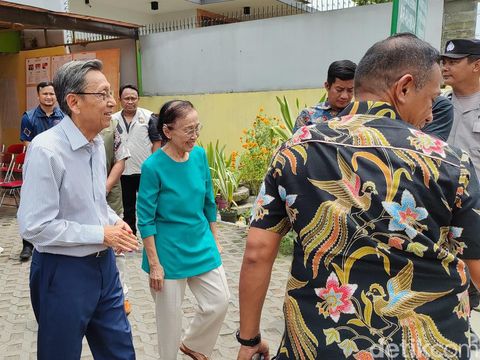 Mantan Wakil Presiden ke-11, Boediono dan istrinya, Herawati, mencoblos di TPS 118 Condongcatur, Kabupaten Sleman, Rabu (14/2/2024).