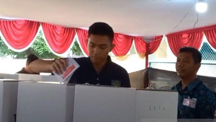 Mario Dandy mencoblos di TPS di Lapas Salemba (Antara Foto)