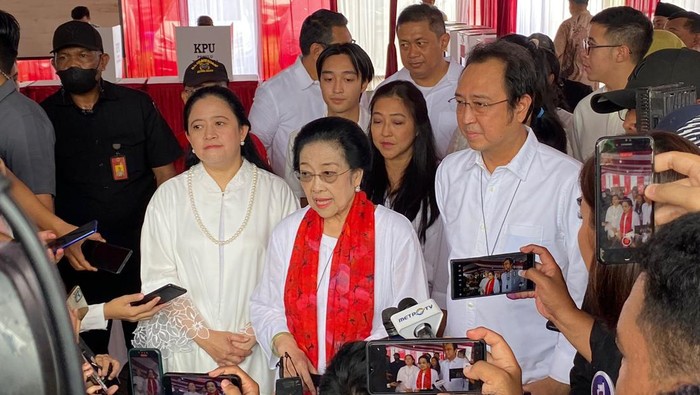 Megawati dan keluarga usai nyoblos di TPS (Wildan/detikcom)