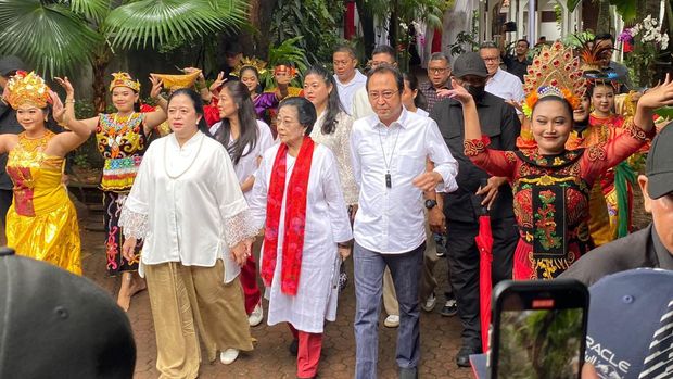 Megawati Soekarnoputri menggunakan hak pilihnya pada Pemilu 2024. Megawati nyoblos di TPS 053, Kebagusan, Jakarta Selatan, Rabu (14/2/2024). Megawati ditemani Puan Maharani dan Prananda Prabowo.
