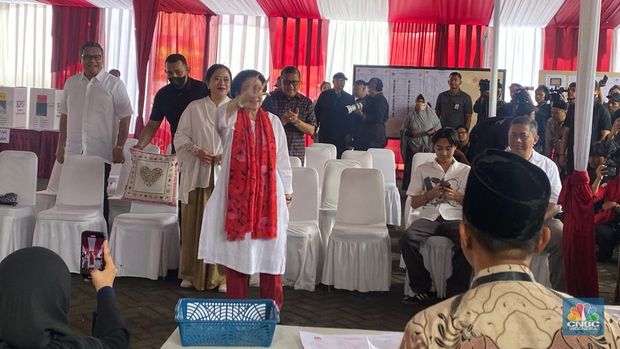 Megawati Soekarnoputri, Puan Maharani serta anggota keluarga lainnya melakukan pencoblosan di TPS 053 RT 10/RW 04, Kelurahan Kebagusan, Kecamatan Pasar Minggu, Jakarta Selatan pada Rabu (14/2/2024) pukul 11.00 WIB. (CNBC Indonesia/Thea Fathanah Arbar)