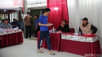 Antrean warga binaan yang akan mencoblos berjalan tertib.