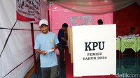 Mereka tampak antusias menggunakan hak pilihnya.