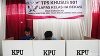 Satu per satu warga binaan melakukan pencoblosan di bilik suara.