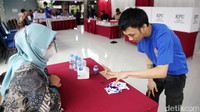 Warga binaan mencelupkan jari ke tinta usai melakukan pencoblosan.