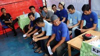 Warga mengantre dengan tertib di kursi yang telah disediakan oleh panitia TPS khusus 901.