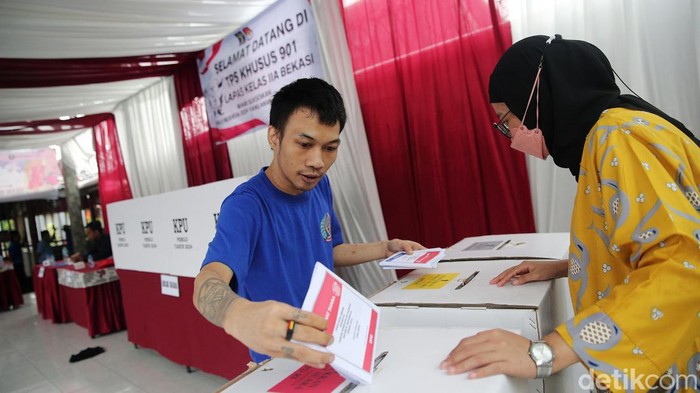 Sejumlah warga binaan menggunakan hak pilihnya di TPS Khusus 901 Lapas, Kota Bekasi, Jawa Barat, Rabu (14/2/2024). Sebanyak 1122 warga binaan terdaftar dalam daftar pemilih tetap di 5 tps khusus dalam lapas ini. Mereka tampak antusias menggunakan hak pilihnya.