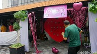Sebanyak 476 warga binaan di UPTD Liponsos Keputih menyalurkan hak pilihnya pada dua TPS yakni TPS 54 dan TPS 901 dengan tema kasih sayang.
