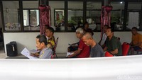 Sejumlah warga binaan Liponsos Keputih sedang menunggu pemanggilan setelah menerima formulir undangan untuk mencoblos.