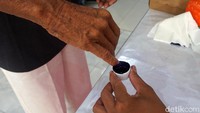 Salah satu warga binaan mencelupkan ke tinta sebagai tanpa telah melakukan pencoblosan.