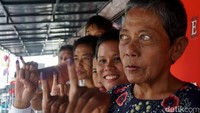 Sejumlah warga binaan Liponsos Keputih menunjukan celupan jari ke tinta sebagai tanda sudah menggunakan hak suranya.