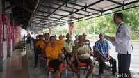 Sejumlah warga binaan Liponsos Keputih sedang mengantri untuk memberikan hak suaranya di TPS 901.