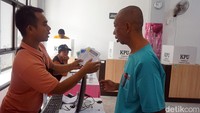 Seorang petugas KPPS di TPS 54 sedang menjelaskan kepada warga binaan tentang lima surat suara yang akan mencoblos dibilik suara.