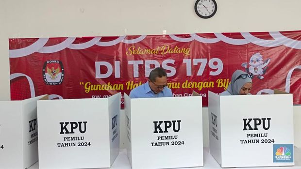 Mendag Zulhas nyoblos TPS 179, Jalan Cipinang Muara RT 02/ RW 016,Jatinegara, Jakarta Timur. (CNBC Indonesia/Martyasari Rizky)