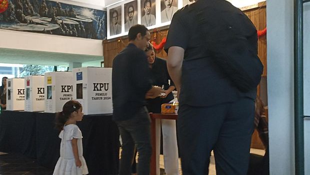 Mendikbud Nadiem dan istri nyoblos di TPS Kebayoran Baru