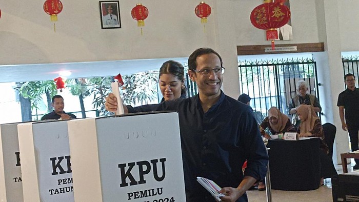 Mendikbud Nadiem dan istri nyoblos di TPS Kebayoran Baru